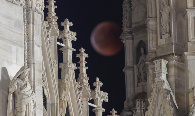 Illustration for article titled Así se vio el eclipse lunar total en distintos rincones del mundo